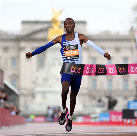 recorde mundial maratona masculino|Kelvin Kiptum voa em Chicago e bate recorde do mundo da .